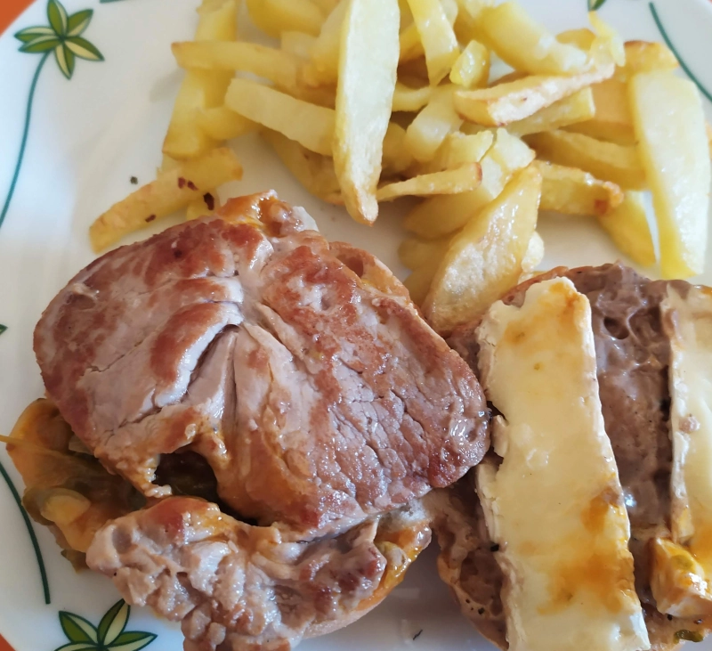 MOLLETES DE SOLOMILLO , QUESO BRIÉ Y PIMIENTOS