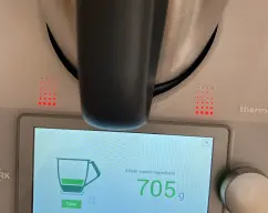 Step <p>Después he añadido los 700 gr de tomate y he triturado el tomate con el pimiento. 30 segundos velocidad 8. Depende del tomate, si está un pelín ácido, ponerle una cucharadita de azúcar.</p> illustration