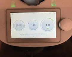 Step <p>He puesto 30 minutos, giro a la inversa, temperatura 110 y velocidad 1. Cuando ha empezado, he ido añadiendo la magra por el bocal y he movido un poco con la espátula.</p> illustration