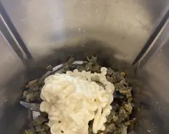 Step <p>Añadimos la mayonesa, el queso y el chorrito de limón </p> illustration