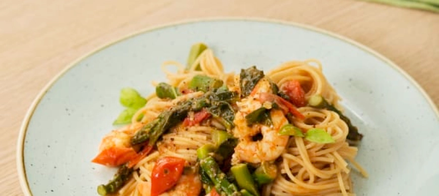 Espaguetis con espárragos, tomates y langostinos