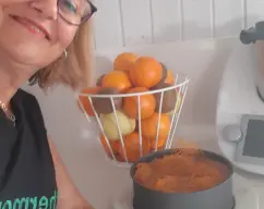 Step <p>COLOQUE LA MARIPOSA EN LAS CUCHILLAS. AÑADA EL HUEVO Y LAS YEMAS Y EL AZUCAR Y BATA 4 MIN/VEL.3,5</p> illustration