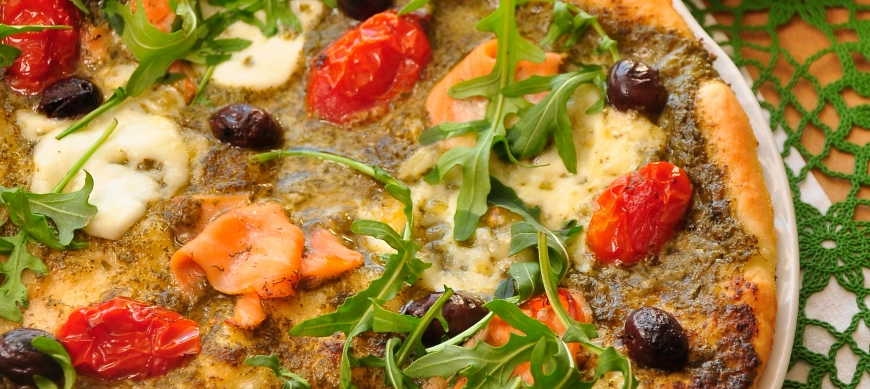 Pizza de pesto con salmón ahumado y tomates sherry