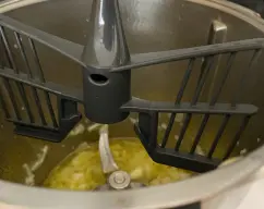 Step <p>Seguidamente, ponga la mariposa en las cuchillas.</p> illustration