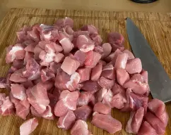 Step <p>He cortado la magra en trocitos más pequeños y he preparado un caldo. También he puesto un poco de sal, adaptar cada uno a su gusto.</p> illustration