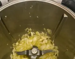 Step <p>A continuación, baje con la espátula los residuos que hayan quedado en las paredes del vaso y programe 5 minutos, temperatura 100º, velocidad 1.</p> illustration