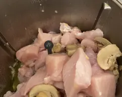 Step <p>Añada los champiñones y el pollo y programe 5 minutos, temperatura 100º, velocidad 1.</p> illustration