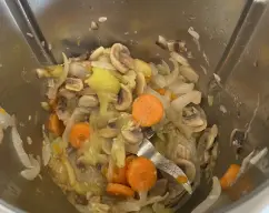 Step <p>Una vez pochada las verduras, seleccionamos la receta del pollo con almendras y empezamos con los pasos como indican excepto en el aceite que como hemos usado 20 gr para las verduras, solo añadiremos 40 gr.</p> illustration