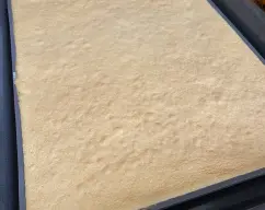 Step <p>Hacemos un bizcocho genovés en plancha y lo dejamos enfriar. Limpiamos nuestro vaso y la mariposa.</p> illustration