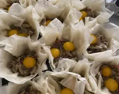 Step <p>He rellenado con los champiñones, sin caldo y les he puesto un huevo de codorniz encima. Como no me quería quedar con algunos huevos sueltos, algunos paquetitos llevan premio y les he puesto 2 huevos ?.</p> illustration