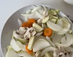 Step <p>Buscamos en el Cookidoo “verduras pochadas para guisos y sopas”, empezamos con la receta. Yo no he puesto las mismas verduras, lo he adaptado a mi gusto. He puesto cebolla, champiñones, zanahoria y calabacín. No he sido exacta con el peso, las verduras nunca sobran.</p> illustration
