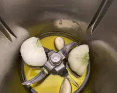 Step <p>Ponga en el vaso el aceite, la cebolla y el ajo y programe 5 segundos a velocidad 4..</p> illustration