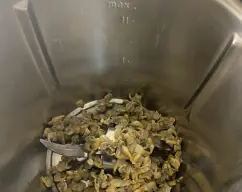 Step <p>Ponemos en el vaso los berberechos escurridos, reservamos el caldo de la lata</p> illustration