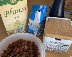 Step <p>Incorpore las pasas, los líquidos, la hoja de laurel, la sal y la pimienta y programe 20 minutos, temperatura 100º. velocidad 1.</p> illustration