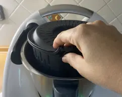 Step <p>Ponemos el cestillo para que no se desparrame por todo el vaso.</p> illustration