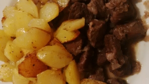 CARRILLADAS DE CERDO AL PEDRO XIMENEZ CON PATATAS AL VAPOR